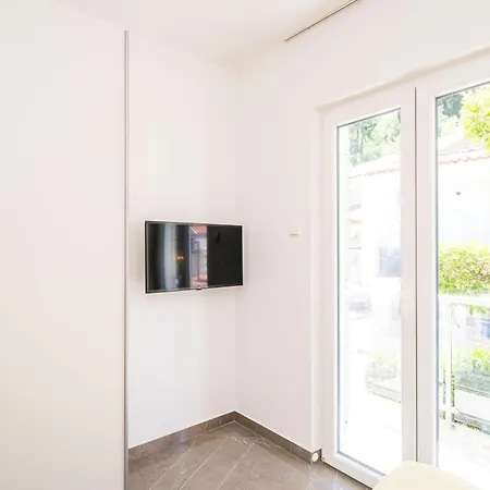 アパート & Bari I